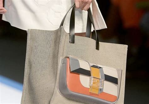 l'evolution de fendi fourrure|Fendi : l'histoire mode de la marque, ses derniers défilés .